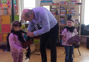 Dzieci uczestniczą w koncercie.