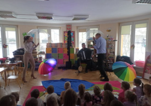 Dzieci uczestniczą w koncercie.