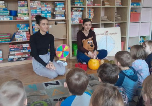 Dzieci uczestniczą w warsztatach kulinarnych.