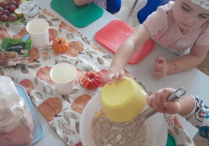 Dzieci uczestniczą w warsztatach kulinarnych.
