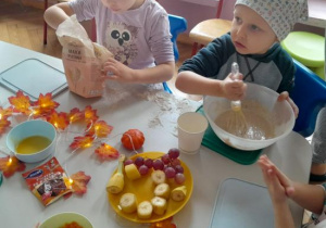 Dzieci uczestniczą w warsztatach kulinarnych.