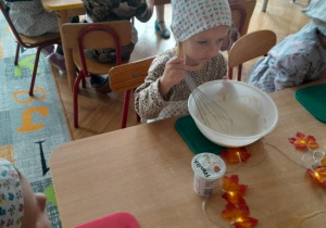 Dzieci uczestniczą w warsztatach kulinarnych.