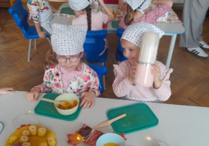 Dzieci uczestniczą w warsztatach kulinarnych.