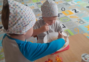 Dzieci uczestniczą w warsztatach kulinarnych.