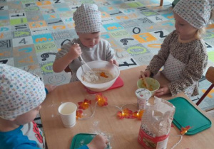 Dzieci uczestniczą w warsztatach kulinarnych.