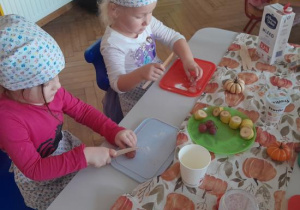 Dzieci uczestniczą w warsztatach kulinarnych.