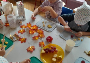 Dzieci uczestniczą w warsztatach kulinarnych.