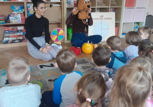 Dzieci uczestniczą w warsztatach kulinarnych.