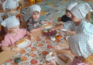 Dzieci uczestniczą w warsztatach kulinarnych.