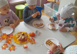 Dzieci uczestniczą w warsztatach kulinarnych.