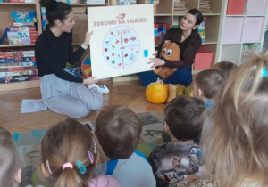 Dzieci uczestniczą w warsztatach kulinarnych.