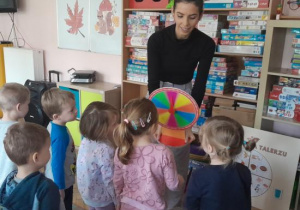 Dzieci uczestniczą w warsztatach kulinarnych.