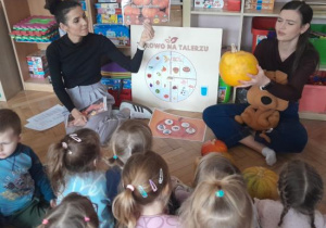 Dzieci uczestniczą w warsztatach kulinarnych.