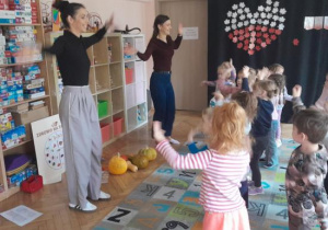 Dzieci uczestniczą w warsztatach kulinarnych.