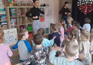 Dzieci uczestniczą w warsztatach kulinarnych.