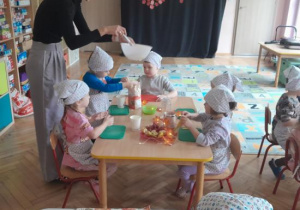 Dzieci uczestniczą w warsztatach kulinarnych.