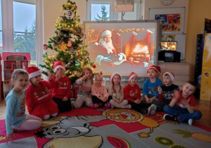 Słuchanie listu od Świętego Mikołaja.