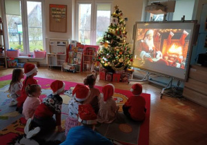 Słuchanie listu od Świętego Mikołaja.