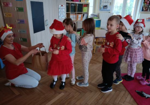 Dzieci częstują się mikołajkowym poczęstunkiem.