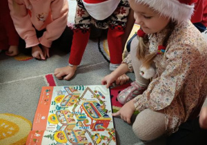 Wyszukiwanka w książce o Świętym Mikołaju.