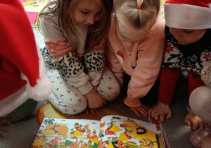 Wyszukiwanka w książce o Świętym Mikołaju.