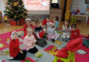 Dzieci losują prezenty z worka Świętego Mikołaja.