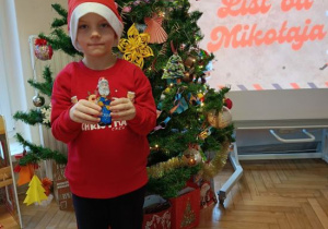 Dzieci otrzymały słodki poczęstunek - słodkiego Mikołaja.
