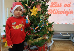 Dzieci otrzymały słodki poczęstunek - słodkiego Mikołaja