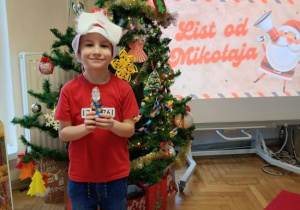 Dzieci otrzymały słodki poczęstunek - słodkiego Mikołaja