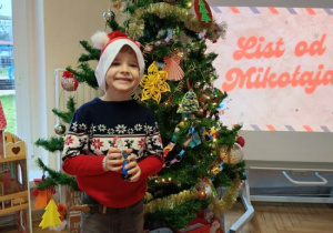 Dzieci otrzymały słodki poczęstunek - słodkiego Mikołaja