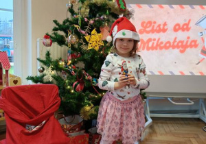 Dzieci otrzymały słodki poczęstunek - słodkiego Mikołaja