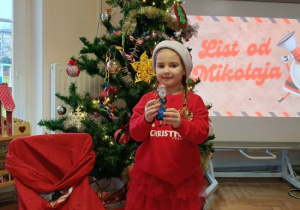 Dzieci otrzymały słodki poczęstunek - słodkiego Mikołaja