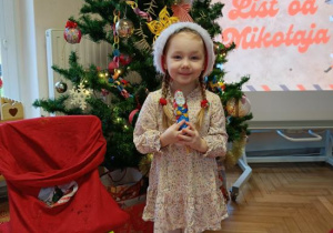 Dzieci otrzymały słodki poczęstunek - słodkiego Mikołaja