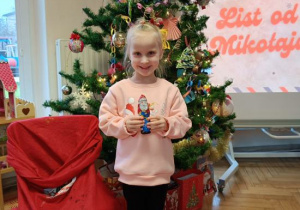 Dzieci otrzymały słodki poczęstunek - słodkiego Mikołaja