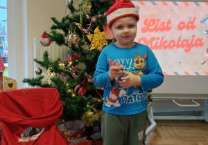Dzieci otrzymały słodki poczęstunek - słodkiego Mikołaja