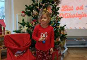 Dzieci otrzymały słodki poczęstunek - słodkiego Mikołaja