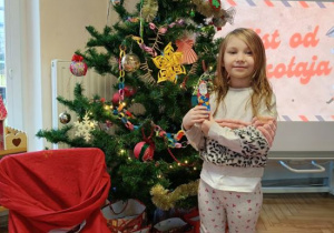 Dzieci otrzymały słodki poczęstunek - słodkiego Mikołaja