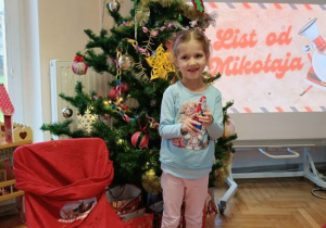 Dzieci otrzymały słodki poczęstunek - słodkiego Mikołaja