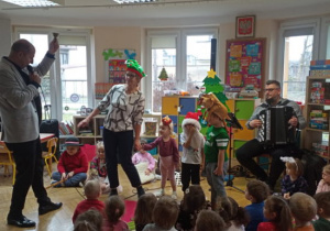 Dzieci biorą udział w koncercie.