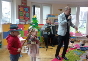 Dzieci biorą udział w koncercie.