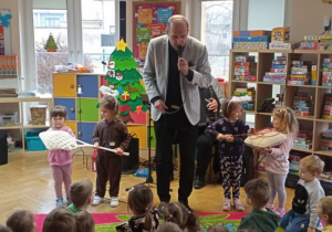 Dzieci biorą udział w koncercie.