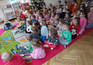 Dzieci biorą udział w koncercie.