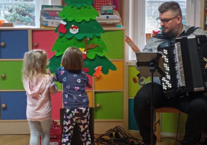 Dzieci biorą udział w koncercie.