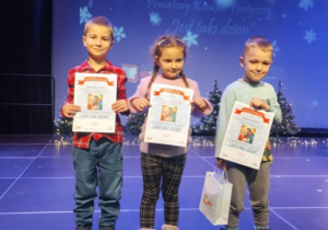 Laureaci konkursu z grupy Słoneczka po wręczeniu nagród.