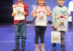 Laureaci konkursu z grupy Słoneczka po wręczeniu nagród.