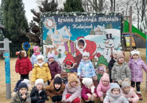 Dzieci korzystają z atrakcji na wycieczce do Kołacinka.