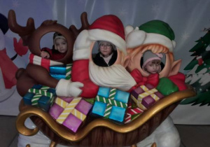 Dzieci korzystają z atrakcji na wycieczce do Kołacinka.