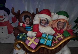 Dzieci korzystają z atrakcji na wycieczce do Kołacinka.