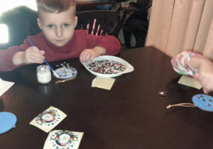 Dzieci korzystają z atrakcji na wycieczce do Kołacinka.