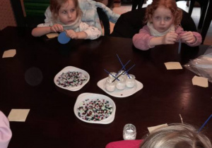 Dzieci korzystają z atrakcji na wycieczce do Kołacinka.